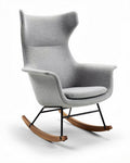 Schommelstoel van grijs stof met houten leuning 80 x 70 x 100cm